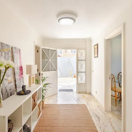5 Bedrooms 5 Bathrooms With Private Pool Fast Wifi & Sea Views *